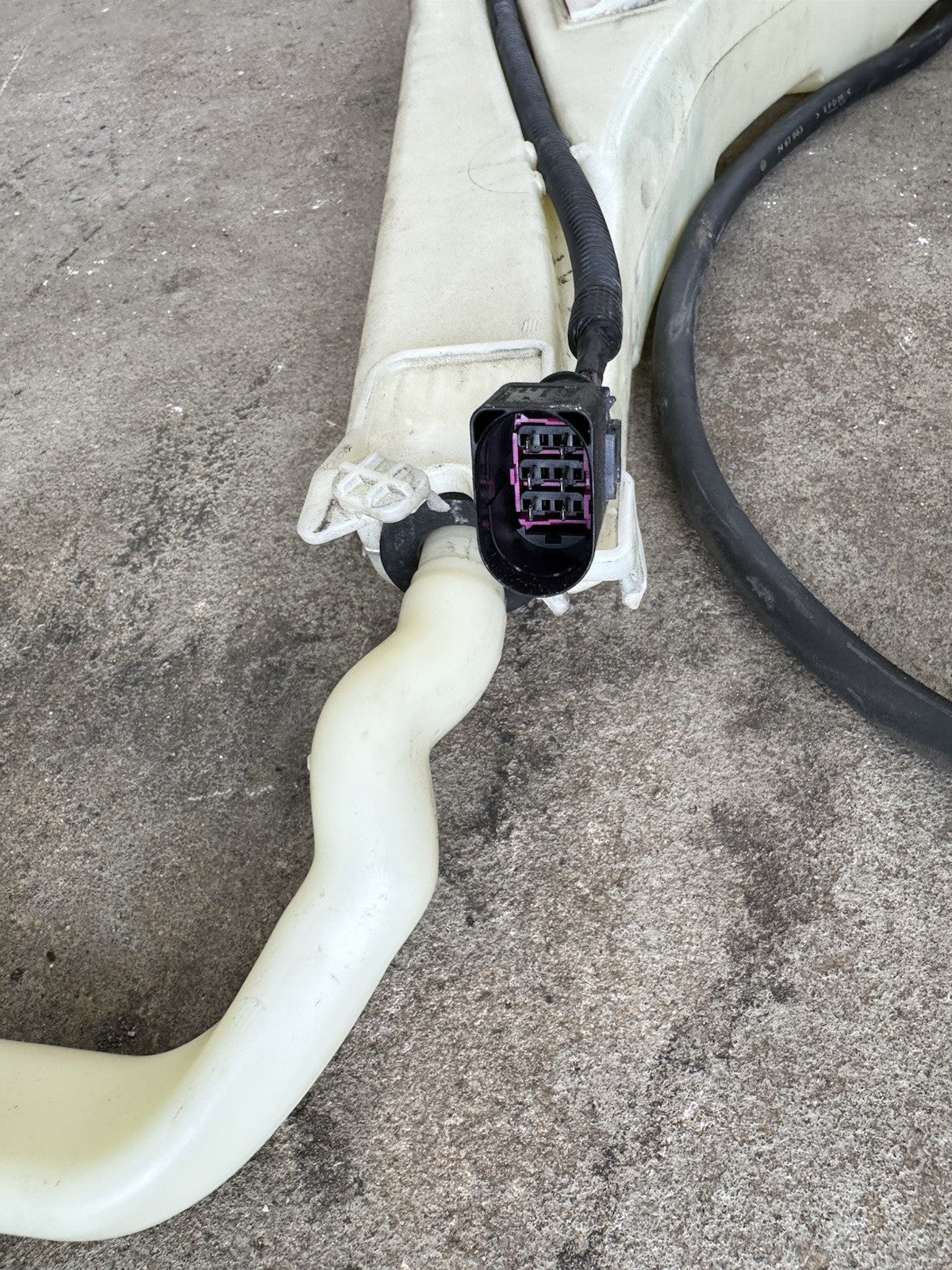 2006 Porsche Cayenne Turbo 955 Windshield Wiper Washer Tank Reservoir OEM