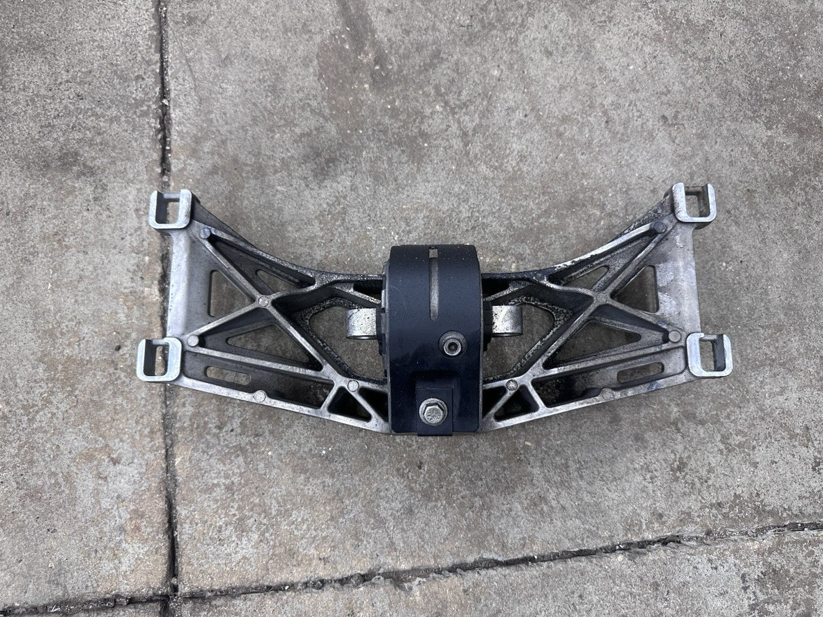 2010-2015 Jaguar XJ Transmission Mount Bracket Brace AW93-6A026-A 10-15