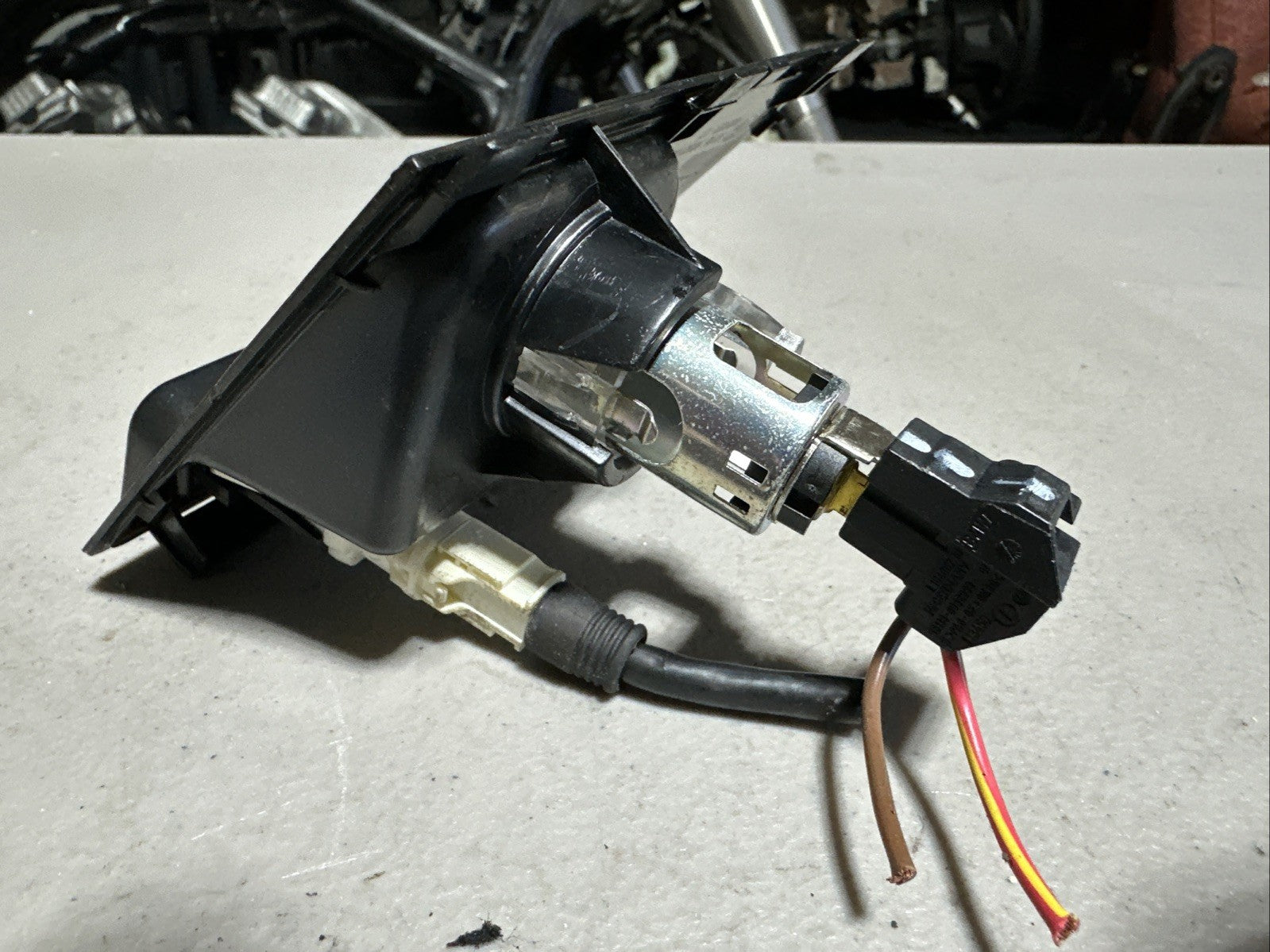 OEM BMW F15 X5 14-18 Center Console 12V Power Outlet Aux USB Port 51169252108