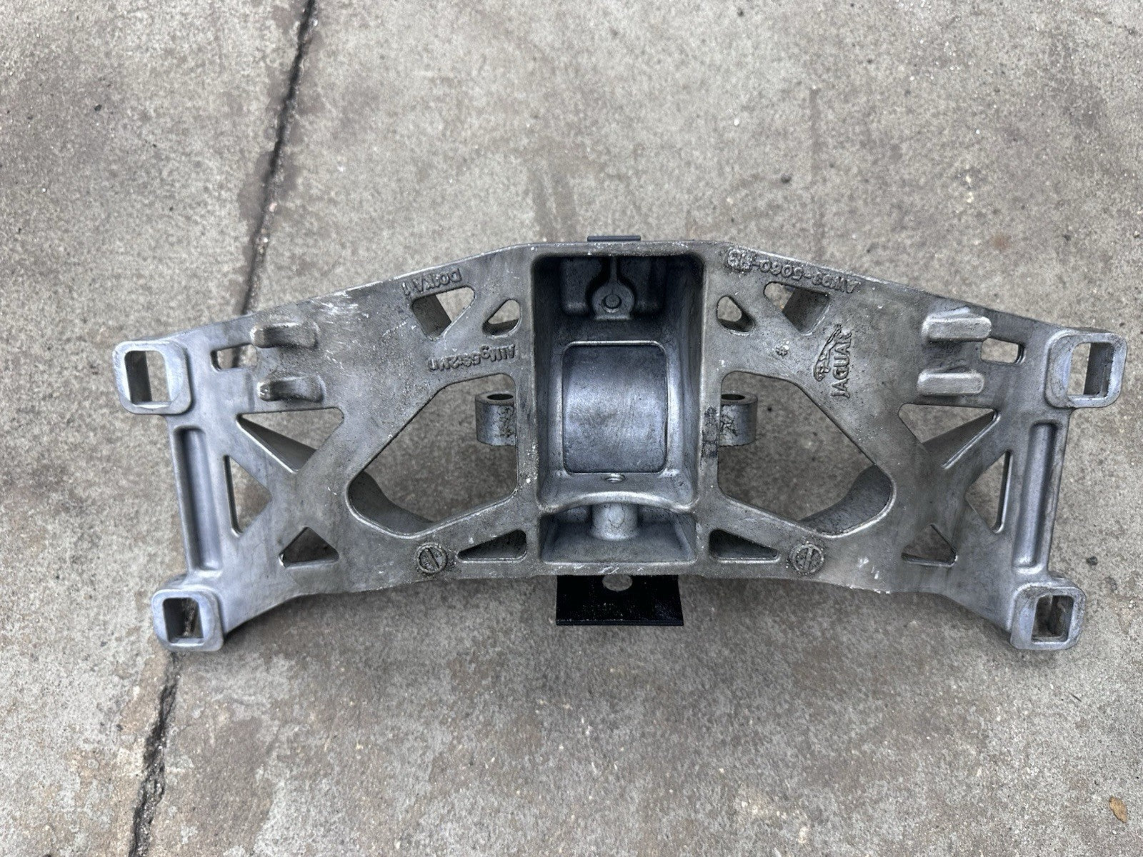 2010-2015 Jaguar XJ Transmission Mount Bracket Brace AW93-6A026-A 10-15