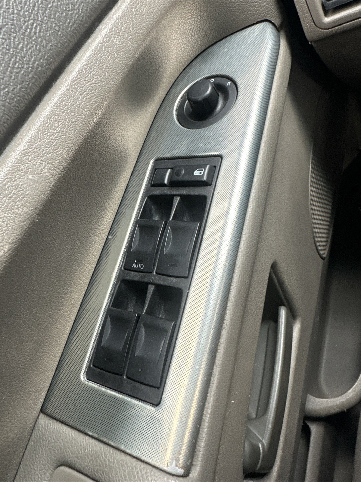 2005-2007 Jeep Grand Cherokee FRONT LEFT Driver Master Window Switch w/ Bezel