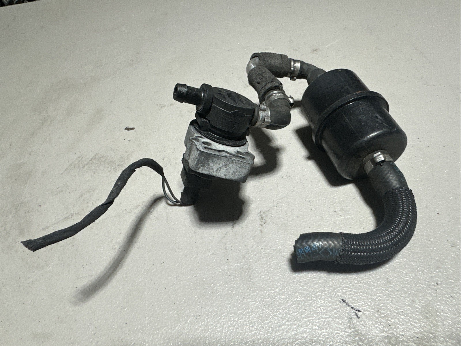 05 Mercedes CLK320 air flow damper cage pipe tube hose 2034700516  OA0031