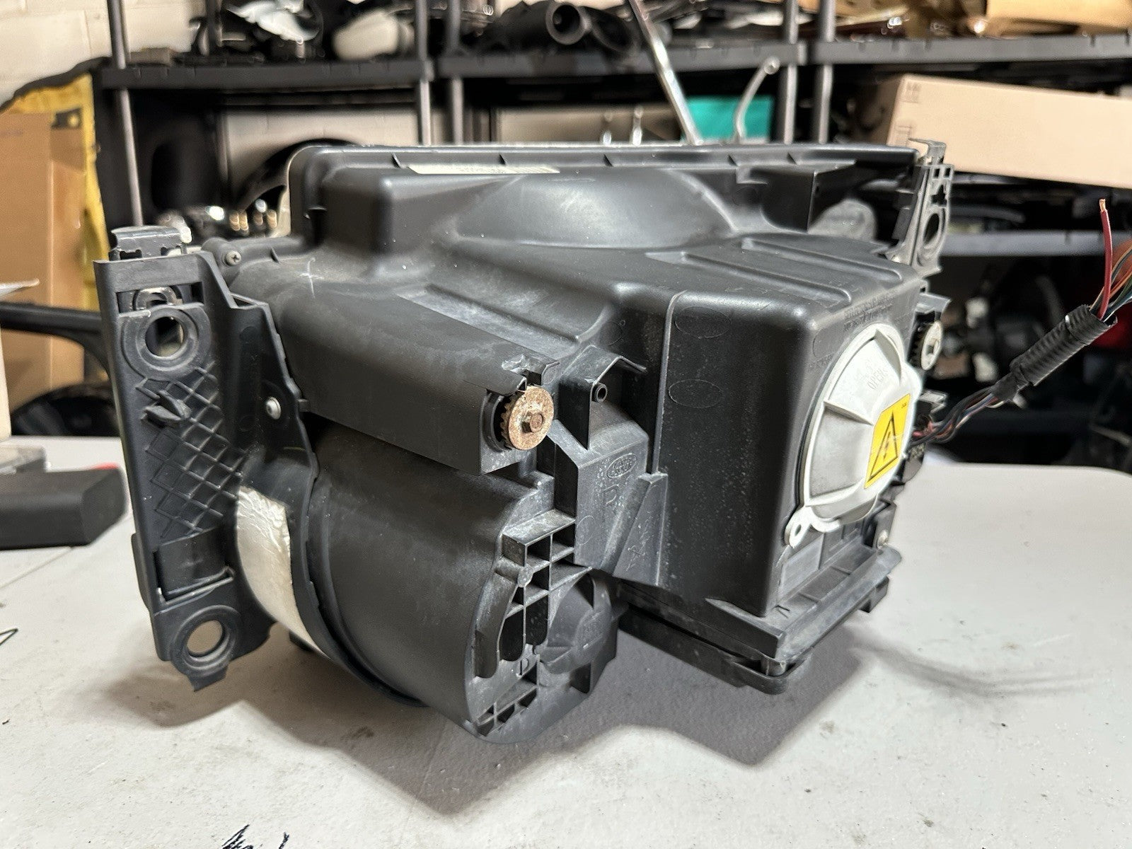 OEM 2006-2009 Land Rover LR3 4.4L Right Passenger Xenon Headlight Lamp Tested