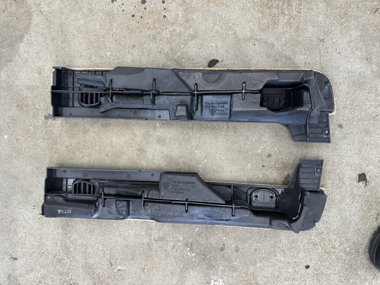 2004 Porsche Cayenne S Interior Back Deck Floor Cover Spare Tire Cover Tan