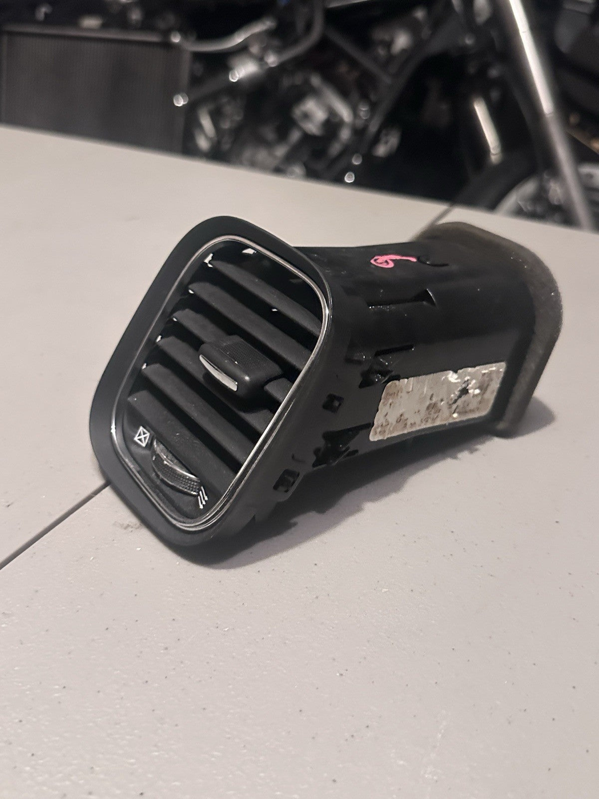 DODGE CHARGER R/T 392 11-23 RIGHT PASSENGER DASHBOARD OUTER AIR VENT GRILLE