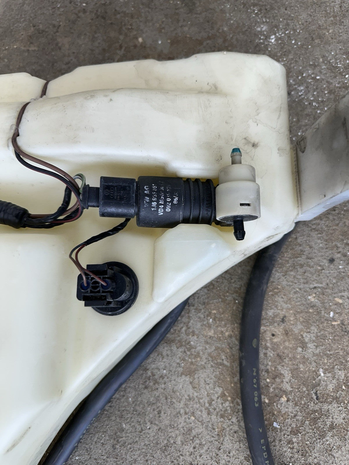 2006 Porsche Cayenne Turbo 955 Windshield Wiper Washer Tank Reservoir OEM