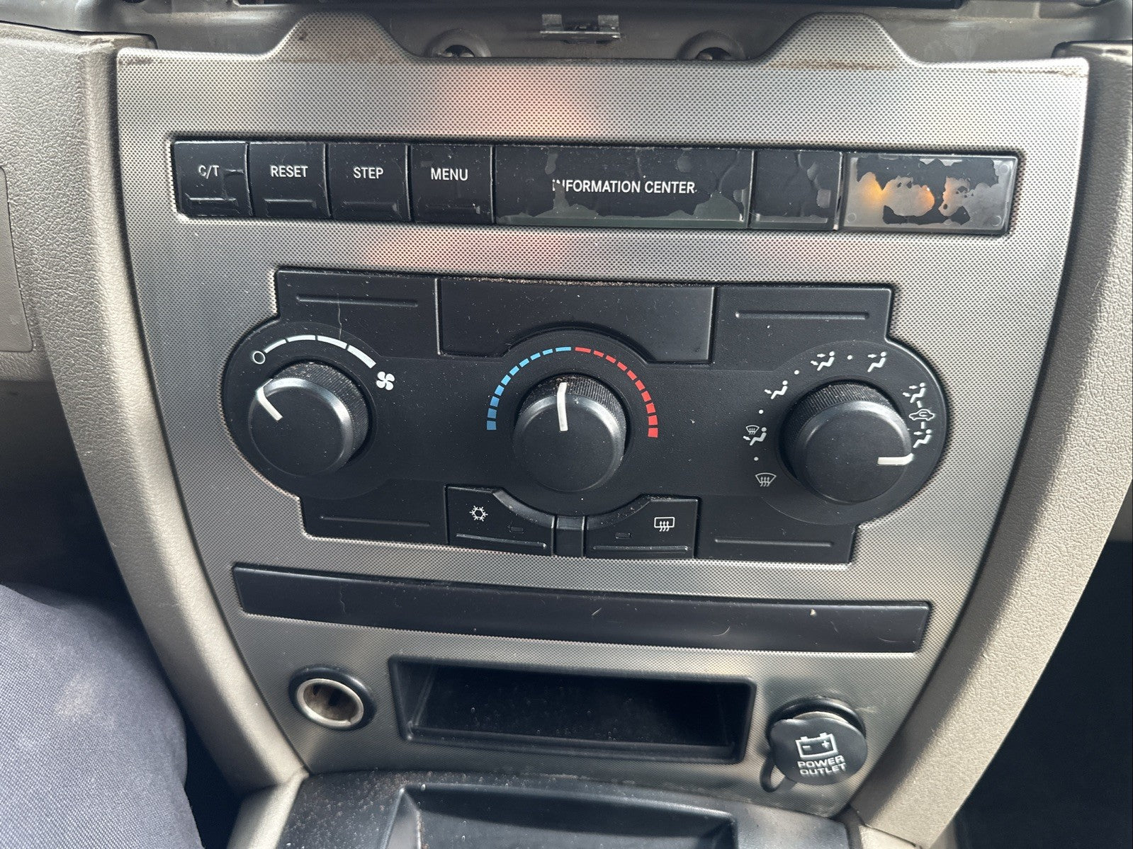 05-08 JEEP GRAND CHEROKEE CENTER DASH RADIO A/C HEATER Included TRIM BEZEL OEM