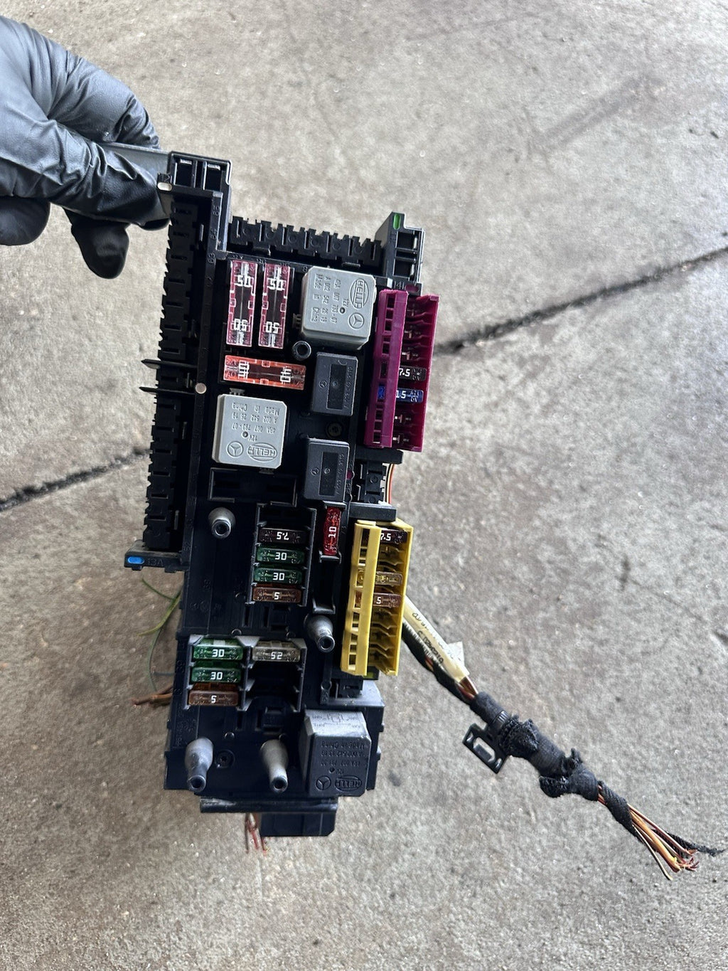 08-11 Mercedes W204 C300 C250 Rear SAM Module Relay Fuse Box A2049060505 OEM