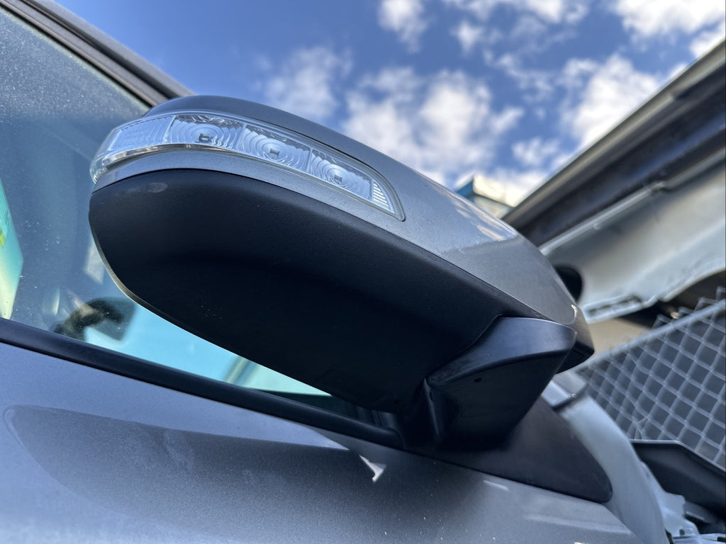 2011 - 2015 Kia Sorento Door Mirror 7 Wire Gray Signal Passenger RH OEM 2452