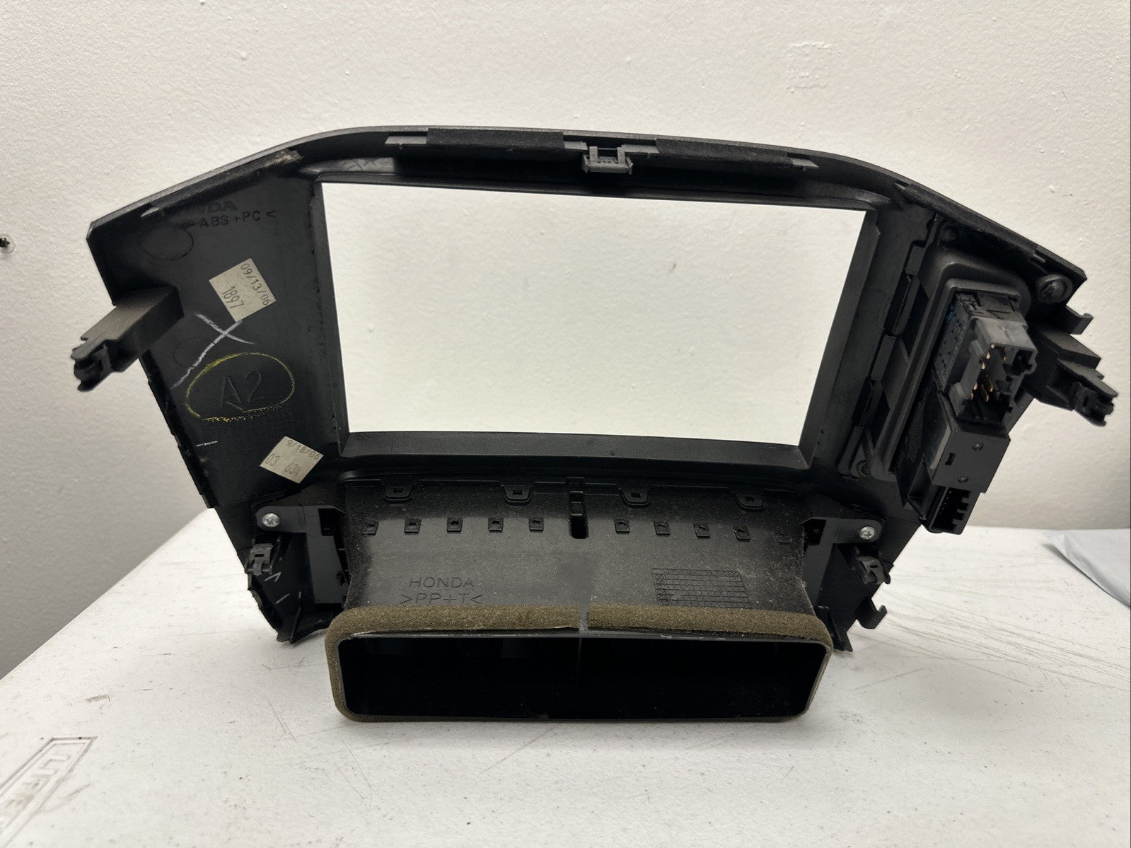 2006-2008 Honda Pilot Center Dash Radio Trim Bezel Center Air Vents