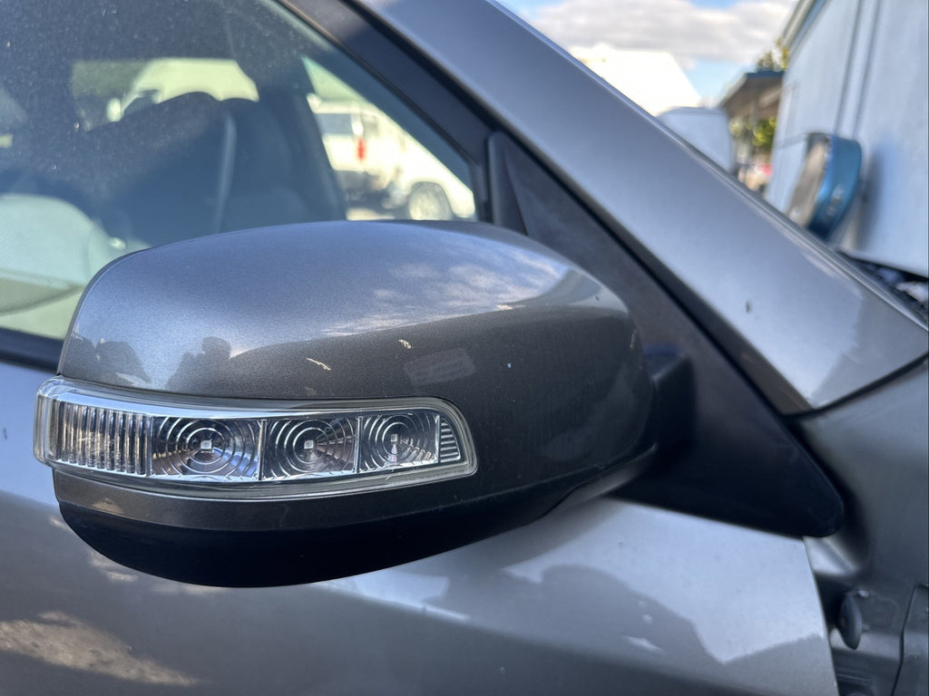 2011 - 2015 Kia Sorento Door Mirror 7 Wire Gray Signal Passenger RH OEM 2452